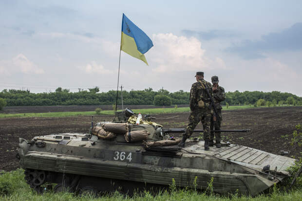 Украинские солдаты охраняют КПП 14 мая 2014 года в Новотроицке