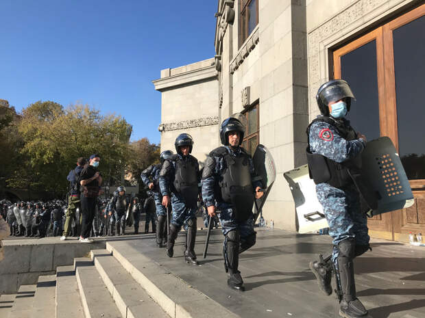 «Никол - предатель»: в Ереване третьи сутки не стихают уличные протесты из-за соглашения по Карабаху