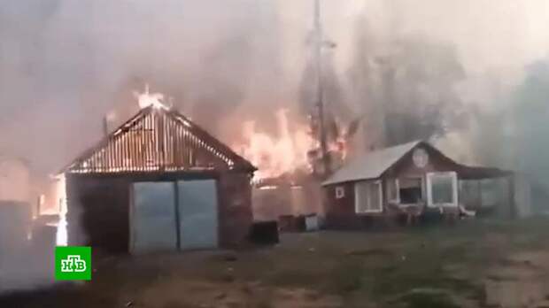 Лесной пожар перекинулся на жилые дома в якутском селе