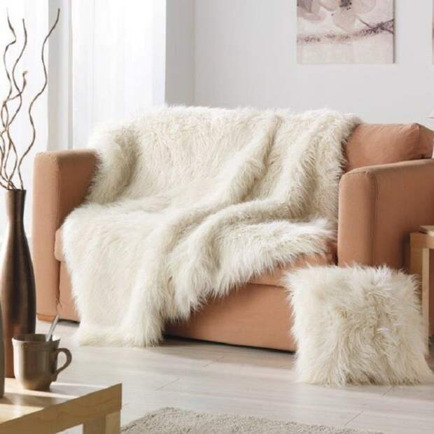 Меховой плед красиво смотрится на кресле. / Фото: Design-homes.ru