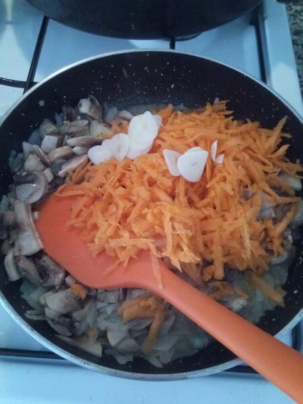 добавляем морковь, чеснок