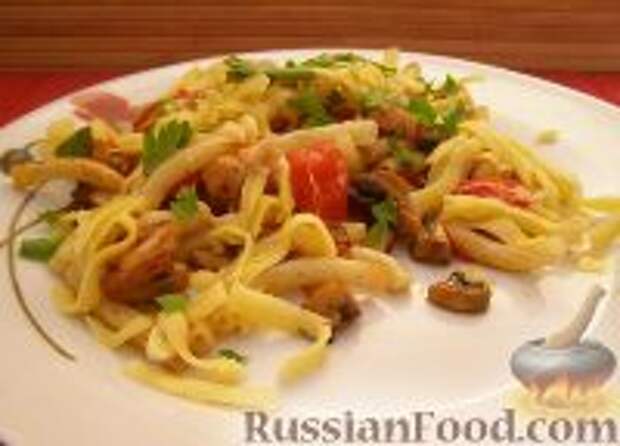 Фото к рецепту: Макароны с грибами, ветчиной и помидорами под сыром