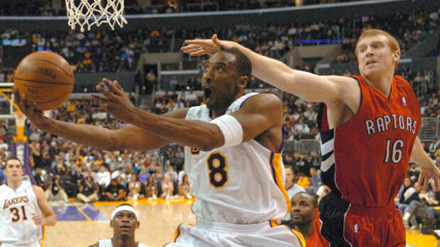 «Чувствовал себя в другом измерении»: 20 лет назад Коби Брайант умудрился набрать 81 очко в матче НБА