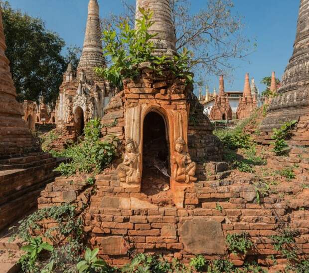 На многих ступах сохранились прекрасные фрески или барельефы (деревня Индейн, Мьянма). | Фото: atlasobscura.com. На многих ступах сохранились прекрасные фрески или барельефы (деревня Индейн, Мьянма). | Фото: atlasobscura.com.