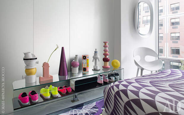 Спальня. Кресло Fauteuil Kat по дизайну Рашида для Redi, зеркало Scoop — для Deknudt, этажерка Plasmatik — для Tonelli. На ней цветные кроссовки и вазы по дизайну Этторе Соттсасса и хозяина дома.