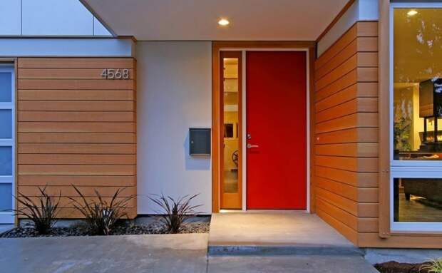 Акцентная дверь красного цвета будет выглядеть нетривиально и привлекательно. 