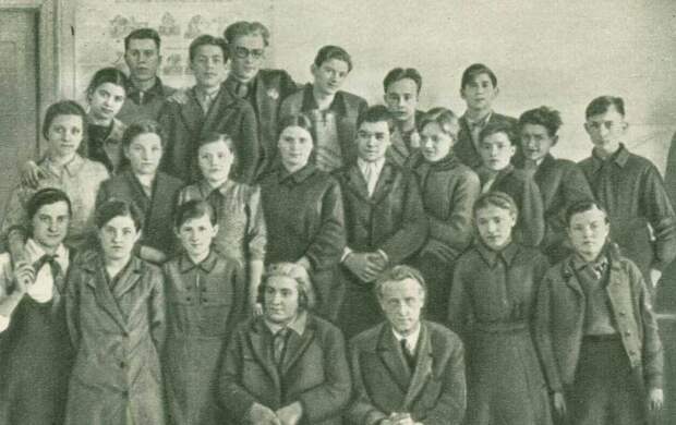 Зина Бердышева в девятом классе 585 (ныне 19) московской школы 1939/40 учебный год.