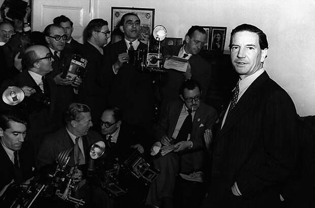 5. Ким Филби<br>В 1941 г. Филби поступил работать в британскую разведку, MI6, несмотря на то, что он уже был советским разведчиком с 1933 года. Англичане поняли, что он ведёт двойную игру лишь в 1963. За двадцать лет в MI6 Филби успел получить высокие звания и должности, и передать куда надо столько сверхсекретной информации, сколько он мог. Филби удалось сбежать в СССР, где он дожил остаток своей жизни в почёте, Героем Советского Союза. Он умер в 1988 г. 5. Ким Филби<br>В 1941 г. Филби поступил работать в британскую разведку, MI6, несмотря на то, что он уже был советским разведчиком с 1933 года. Англичане поняли, что он ведёт двойную игру лишь в 1963. За двадцать лет в MI6 Филби успел получить высокие звания и должности, и передать куда надо столько сверхсекретной информации, сколько он мог. Филби удалось сбежать в СССР, где он дожил остаток своей жизни в почёте, Героем Советского Союза. Он умер в 1988 г.
