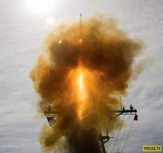 Пуски ракет, взрывы, выстрелы из орудий и сногсшибательные девушки (95 фото)