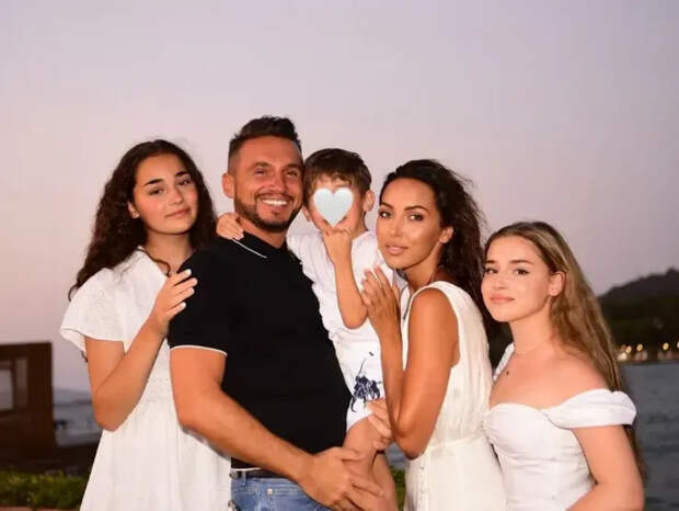 Алсу с Яном Абрамовым и детьми