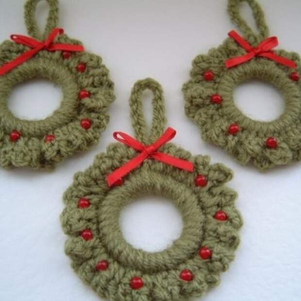 Croched Christmas decorations (for front door?)