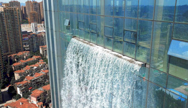 В Китае построили 100-метровый водопад на небоскрёбе
