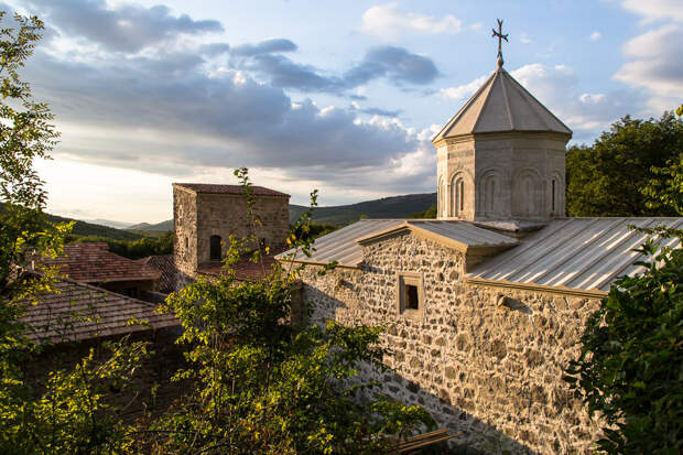 На фото: средневековый армянский монастырь Сурб-Хач неподалёку от Старого Крыма.