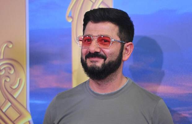 Выход в свет Галустяна с новой возлюбленной описали фразой «член выключает мозг»