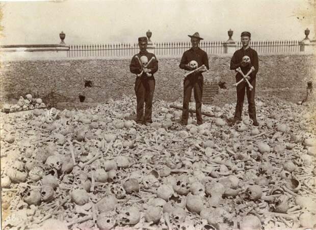 Американские солдаты позируют на куче костей, которая насчитывает порядка 200 тысяч останков. Ок. 1899 г.