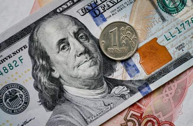 Доллар впервые за четыре года пробил вниз отметку в 58 рублей