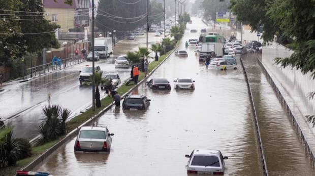 Сильный ливень подтопил дороги в Сочи