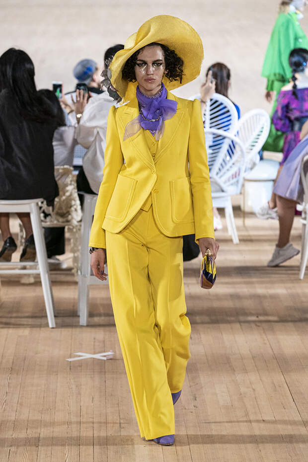 Мода снова превращается в веселый карнавал, когда доходит до показа Marc Jacobs
