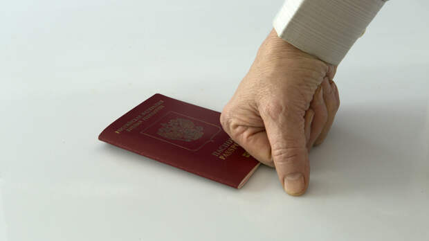 Граждан лишат бумажных паспортов. В МВД уточнили условие