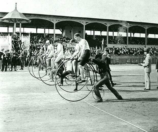 Первая в истории велогонка прошла 31 мая 1868 года в парке Сен-Клу, Париж, на дистанции 1200 метров. Выиграл ее англичанин Джеймс Мур на классическом костотрясе. Весь Мир в объективе, ретро, фотографии