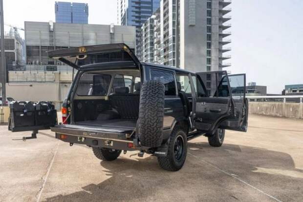 Модифицированный Toyota Land Cruiser 1988 с сиденьями от BMW 5-й серии