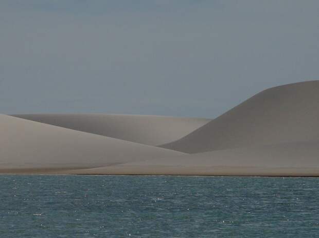 Белые барханы и вода пустыни Ленсойс Мараньенсес в Бразилии. Фото
