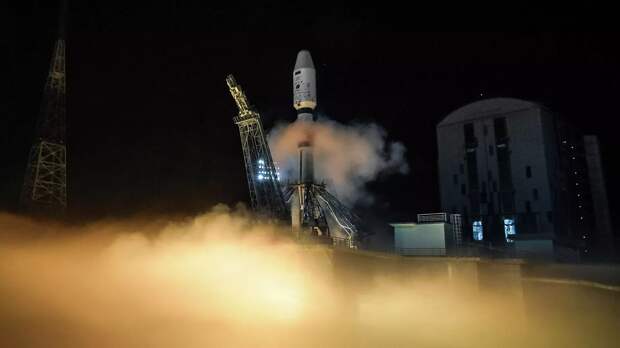 Запуск спутников «Аист-2Т» транслировали на уличных экранах по всей России