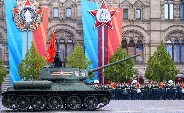 Сегодня, 9 мая, как и миллионы других граждан России, я со своей семьёй смотрел парад Победы на Красной площади. В начале парада, когда на Красную площадь выносили знамя Победы, шёл снег.-2
