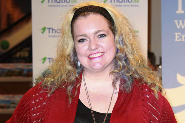 Писательница Колин Хувер призналась, что лечится от рака