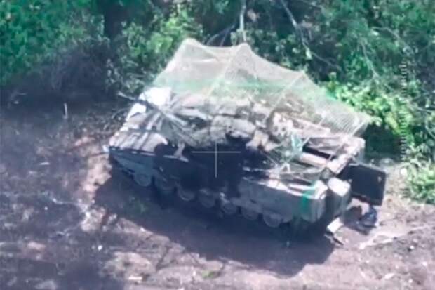 Дроны заминировали дорогу, после чего на ней подорвалась шведская БМП CV-90