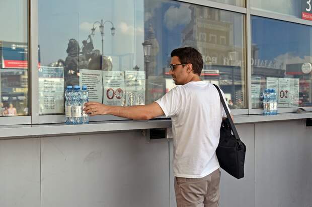 Пассажирам тверских электричек в жару бесплатно раздавали прохладную воду