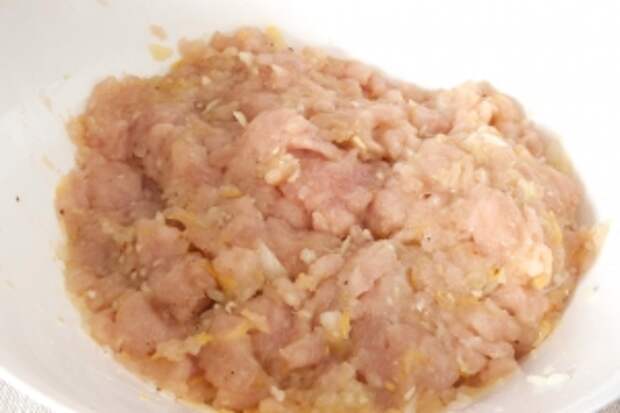 Руками перемешать фарш, чтобы продукты равномерно перемешались.