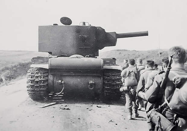 В предвоенный период немецкие военачальники не знали, что СССР располагает тяжелыми танками КВ-1 и КВ-2 (с большой башней и 152-мм гаубицей), и встреча с ними стала сюрпризом.