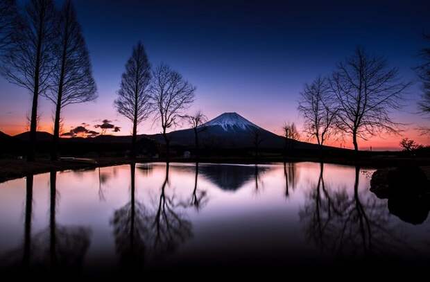 Гора Фудзи является самой высокой горой в Японии (3776 метров). Ее форма абсолютно симметрична, что делает гору одной из самых узнаваемых в мире.