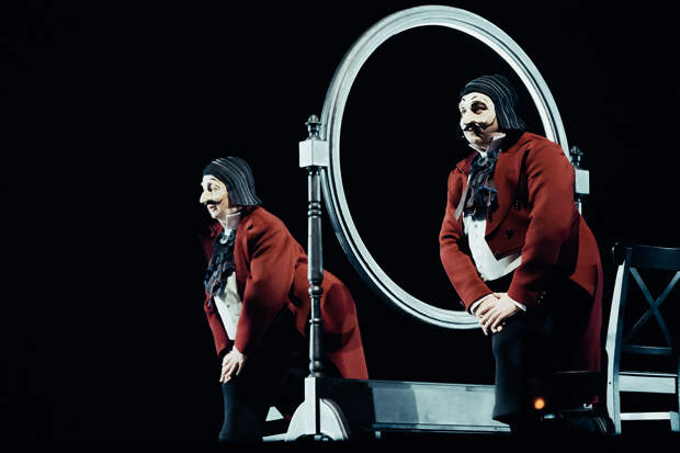 Сцена из спектакля «Мёртвые души»