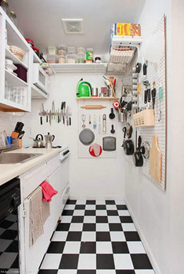 Хранение кухонной утвари на пегборде.