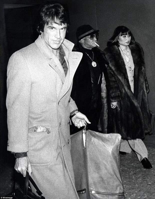 Уоррен Битти, январь 1977 г. архивные фотографии, аэропорт, аэропорты, знаменитости, известные люди, старые фото, фото знаменитостей