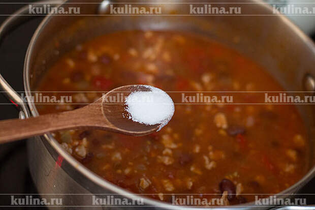 Посолить и поперчить по вкусу, закрыть крышкой и тушить еще 30-40 минут.