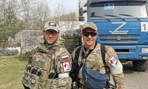 Бабушка с красным флагом, ставшая неофициальным символом спецоперации, появилась на шевронах российских военных 