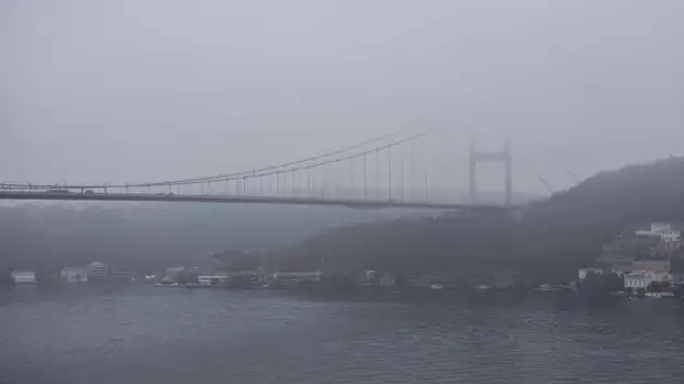 Движение по Босфору приостановлено из-за непогоды