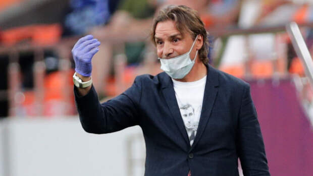 Главный тренер "Химок" Юран объяснил свое удаление в матче с "Уфой" тем, что назвал арбитра "чудотворцем"