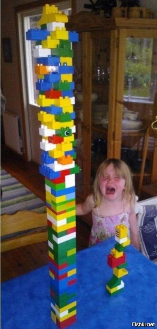 С Пикабу. Дочка сказала, что её башня из Lego получится выше моей Нечего ныть, если не можешь сделать лучше бати