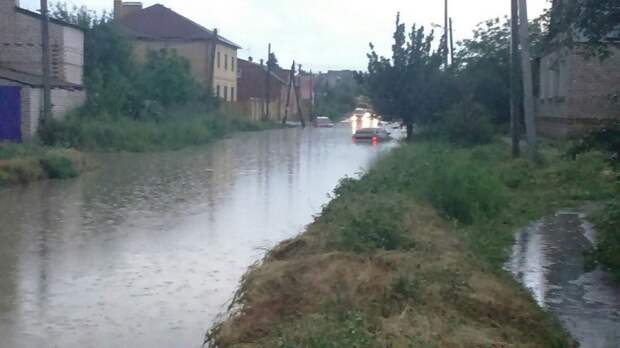 Волгоград из-за дождя встал в 8-балльную пробку    авто, дтп, непогода