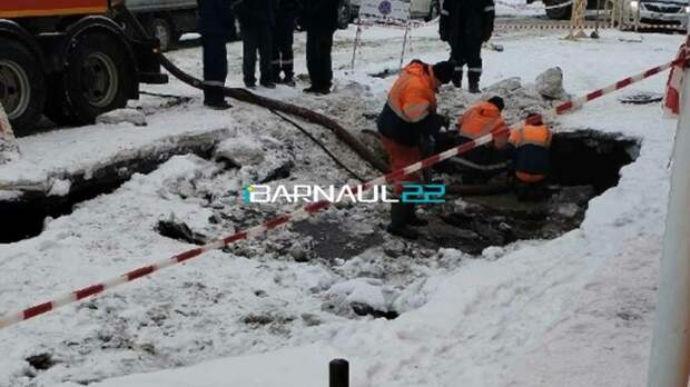 Провал асфальта в Барнауле / Фото: @barnaul22