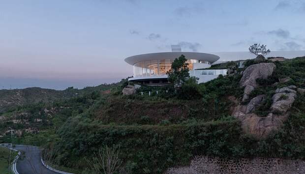 Сложный рельеф не стал помехой для интеграции в природный склон неординарного архитектурного объекта (Water Drop Library, Хуэйчжоу). | Фото6 gooood.cn. Сложный рельеф не стал помехой для интеграции в природный склон неординарного архитектурного объекта (Water Drop Library, Хуэйчжоу). | Фото6 gooood.cn.