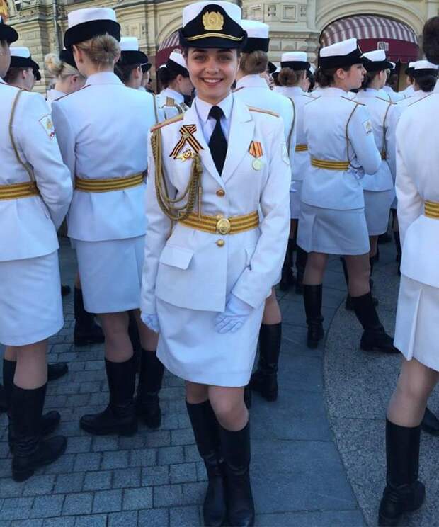 Главным оружием на параде 9 Мая стала путинская «армия в мини-юбках»
