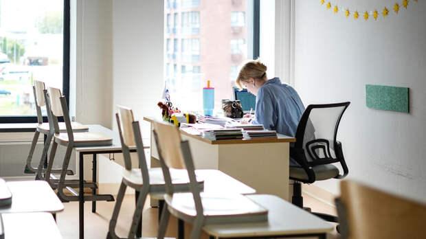 Путин поручил снизить бумажную нагрузку на бюджетников