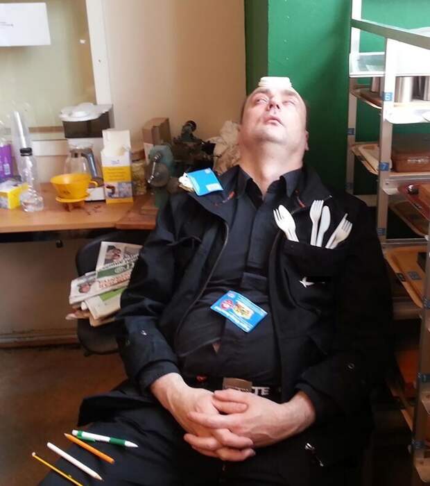 "Мой коллега спит с открытыми глазами. Выглядит жутковато!"
