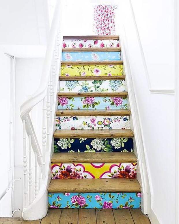 Обои разных цветов и структур придадут лестницы уникальность.