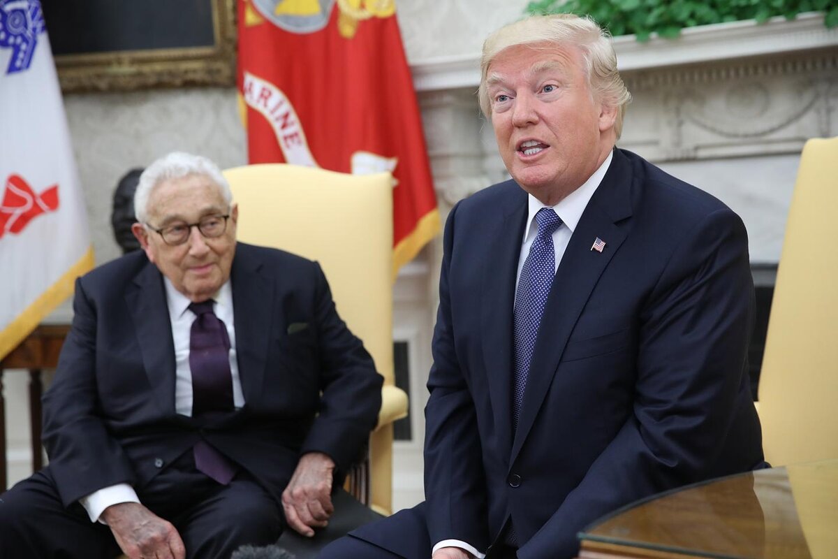 Президент США Дональд Трамп затеял мирные переговоры по Украине, чтобы «оттащить Россию от Китая»....